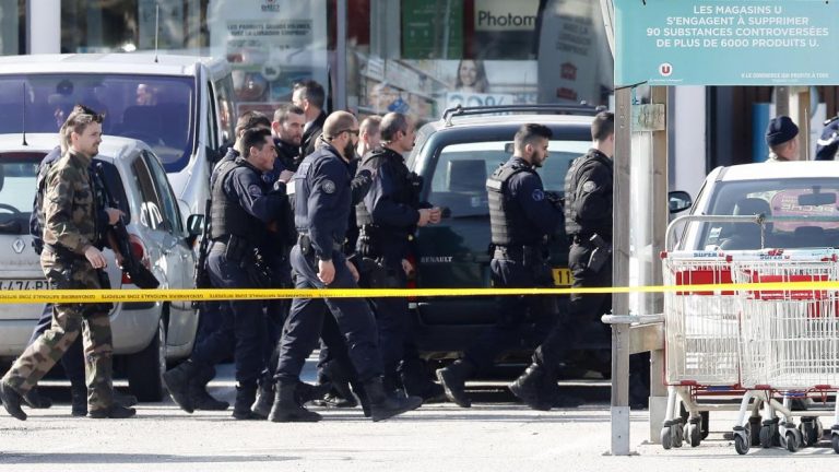 Deux morts et plusieurs blessés dans une attaque au couteau en France