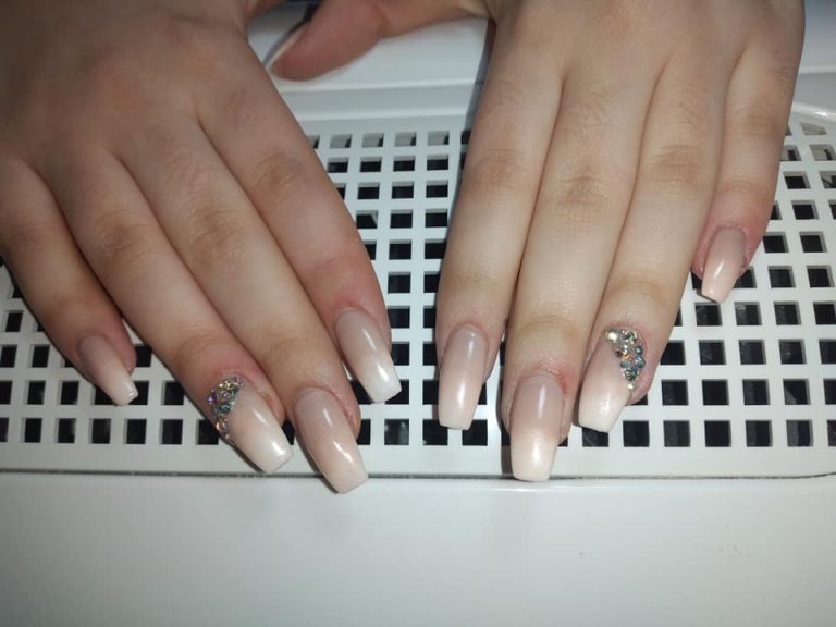 Santé: bijoux, faux ongles, de véritables nids pour la Covid-19