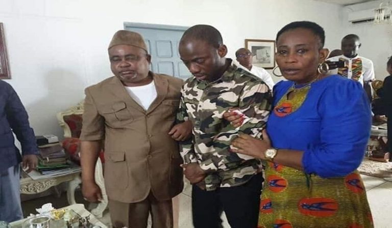 En larmes, Général Makosso présente ses excuses à son père spirituel, Kassi d&rsquo;Azito