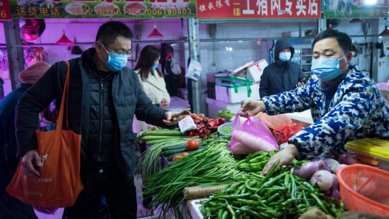 Chine: les sulfureux marchés de Wuhan, hypocentre du coronavirus rouvrent leurs portes