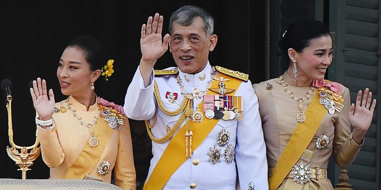 Covid-19: le roi de Thaïlande en confinement avec 20 femmes captives