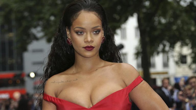 Rihanna affiche ses courbes voluptueuses dans une nouvelle lingerie (Photos)