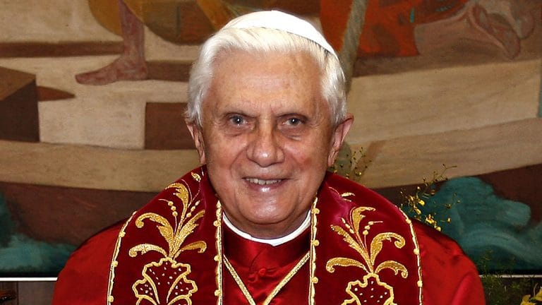 Benoît XVI se plaint et compare le mariage homosexuel à «l’Antéchrist»