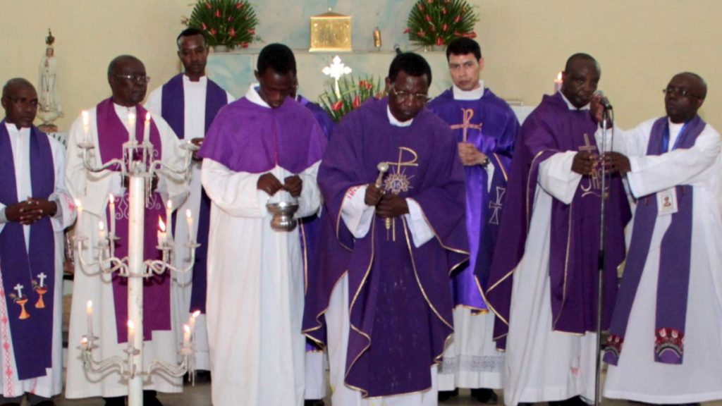 Des évêques catholiques célébrant la messe