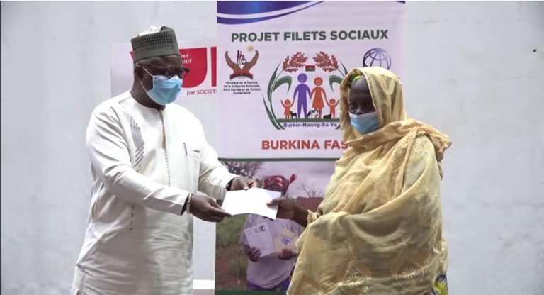Covid-19 au Burkina Faso: le gouvernement distribue de l&rsquo;argent aux ménages vulnérables