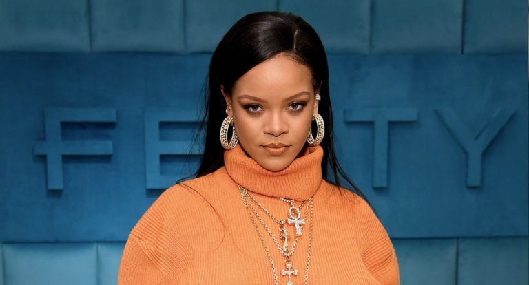 Savage X Fenty: Rihanna s&rsquo;affiche topless en sous-vêtements violets (photo)