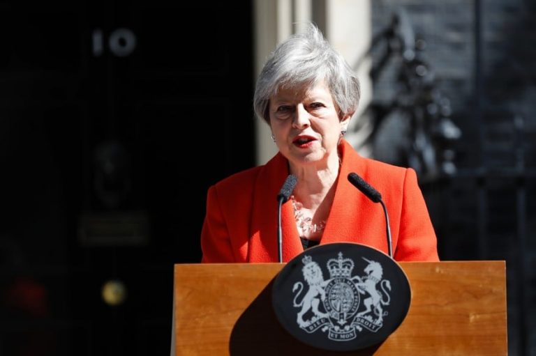 Coronavirus : les chercheurs travaillent ensemble mais pas les politiciens, déplore Theresa May