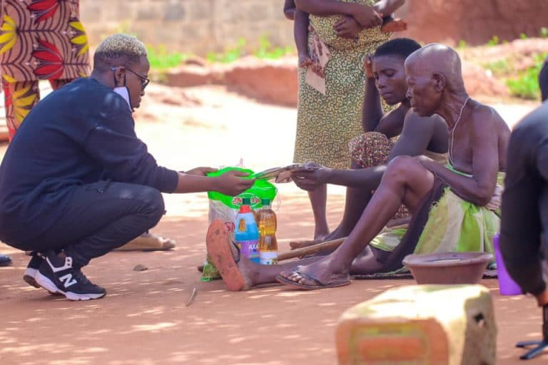 Bénin – Lutte contre le coronavirus: le chanteur Tyaf Papa-Yasir fait oeuvre utile