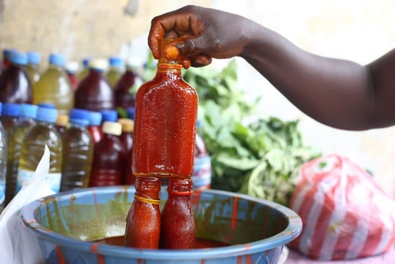 Nigéria : polémique autour de l&rsquo;huile rouge utilisée comme remède contre le coronavirus