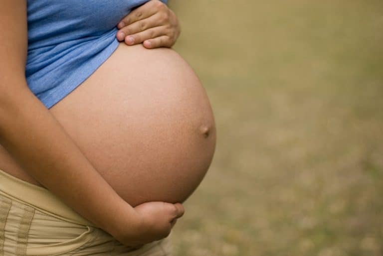 Afrique du Sud : un adolescent enceinte ses deux petites sœurs pendant le confinement