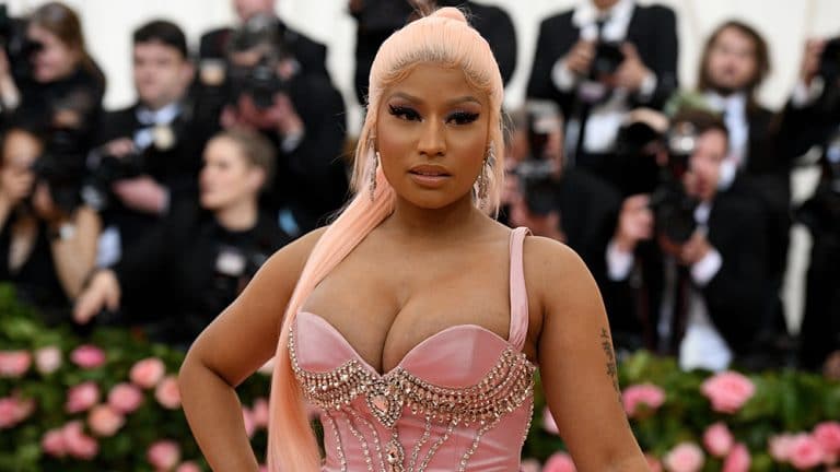 Nicki Minaj, hot en bikini fourrure, dévoile tout dans le clip « Trollz » (vidéo)