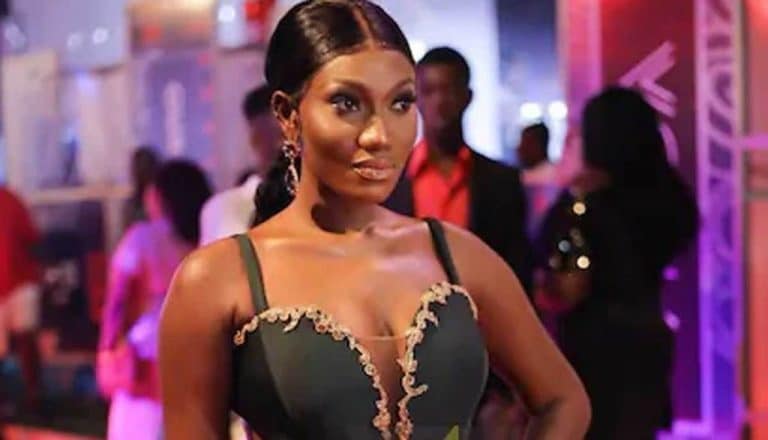 Ghana: Wendy Shay lutte dans des escarpins pointus, la toile s&rsquo;en moque (vidéo)