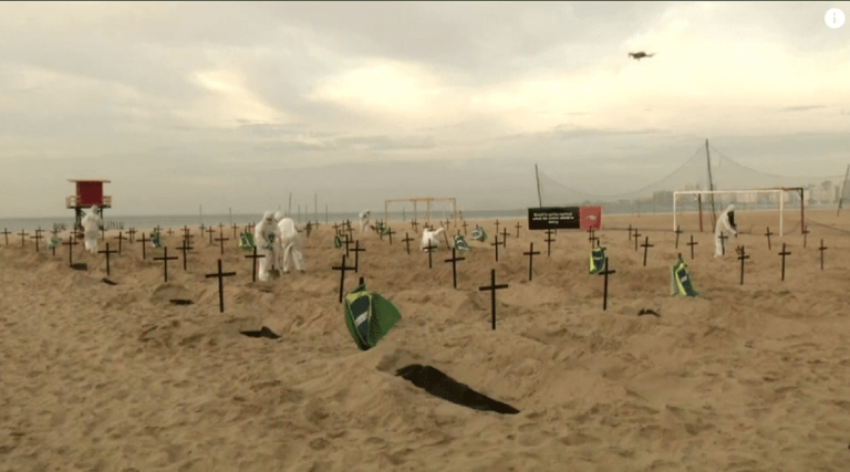 Les Brésiliens en colère contre leur président, creusent des tombes sur la plage de Rio