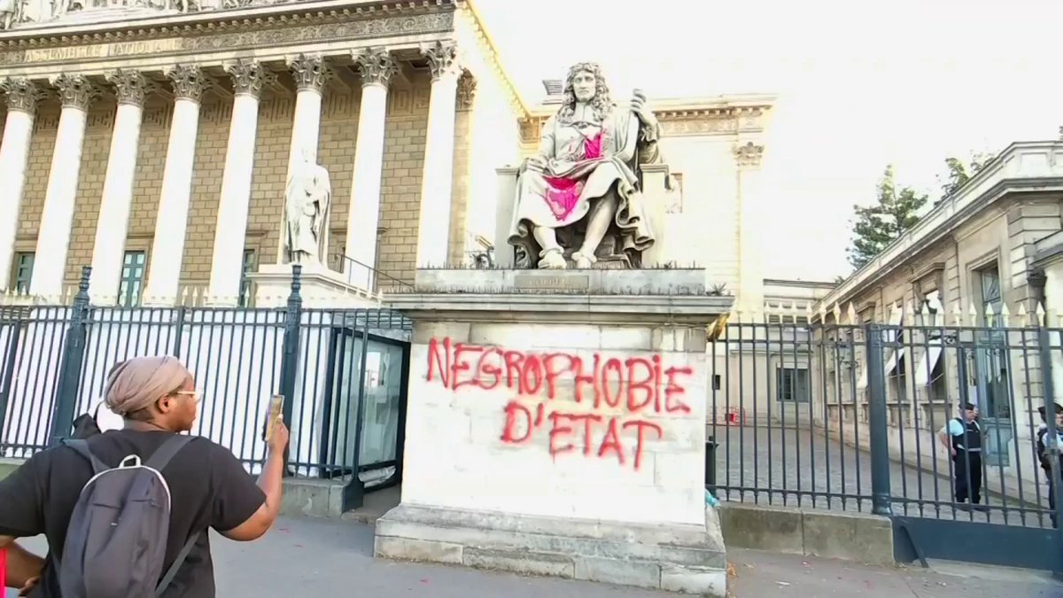 "Négrophobie d'Etat": la statue de Colbert taguée devant l'Assemblée nationale