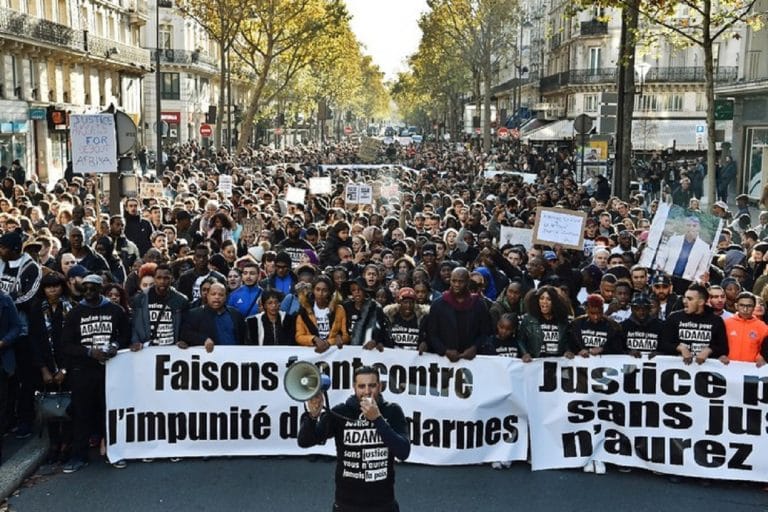 Racisme et violence policière : 20 000 manifestants dans les rues de Paris pour réclamer justice