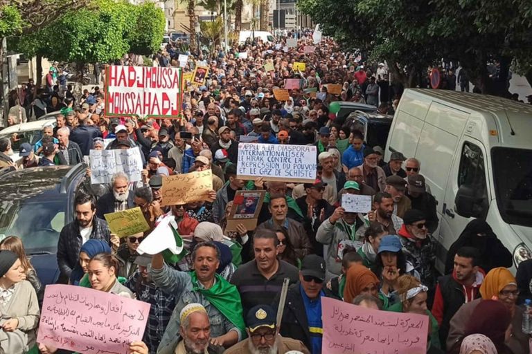 Algérie: des peines de prison pour deux militants du mouvement anti-régime