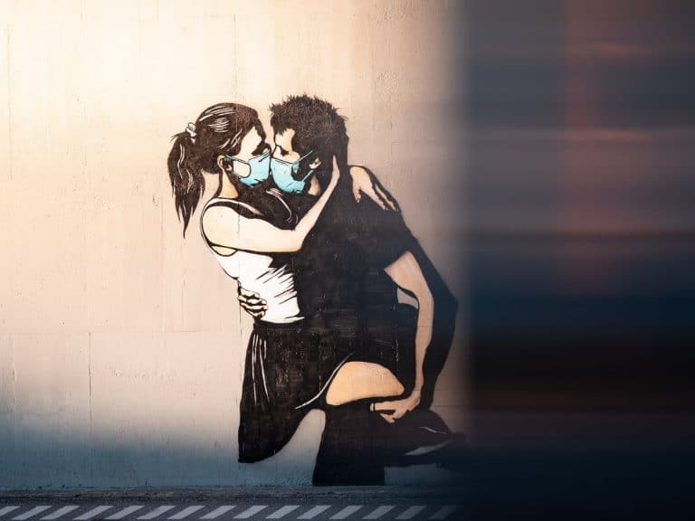 Covid-19: à New York, le port du masque pendant l&rsquo;acte s&xuel recommandé par les autorités