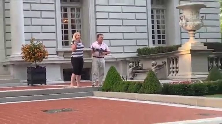 Fusil d’assaut et pistolet en mains, un couple d’Américains blancs menace des manifestants (Vidéo)