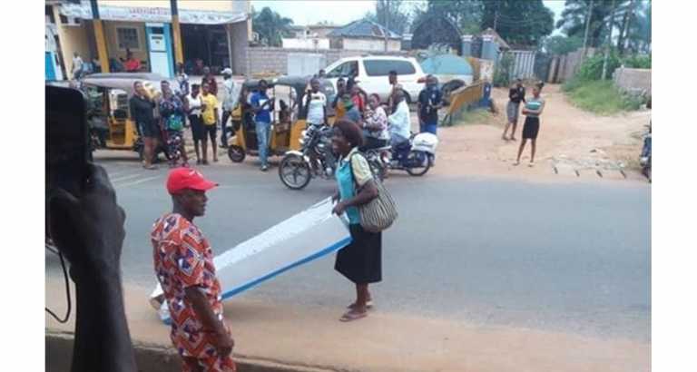 Nigéria : une femme offre un cercueil à son mari pour la fête des pères