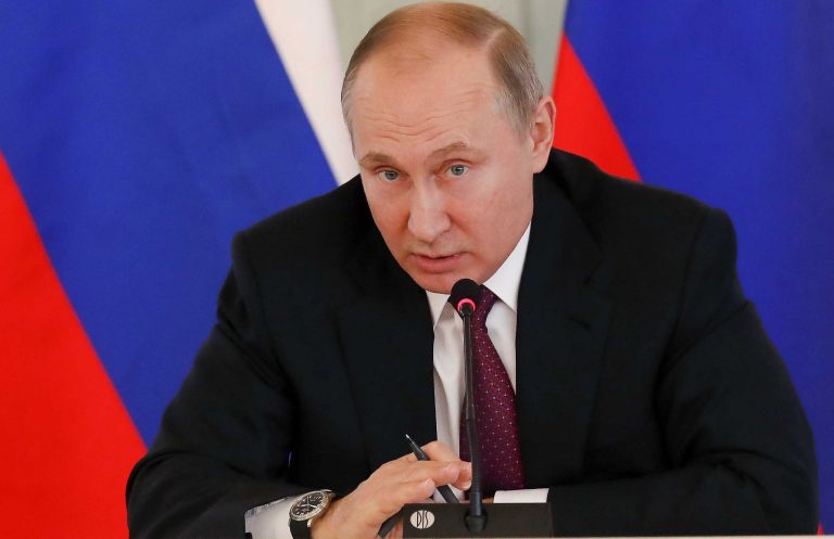 Russie: Vladimir Poutine menace de bloquer Facebook, YouTube et Twitter