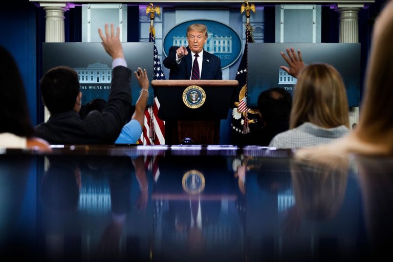 Le coronavirus « va sûrement empirer avant de s&rsquo;améliorer », Donald Trump change de ton