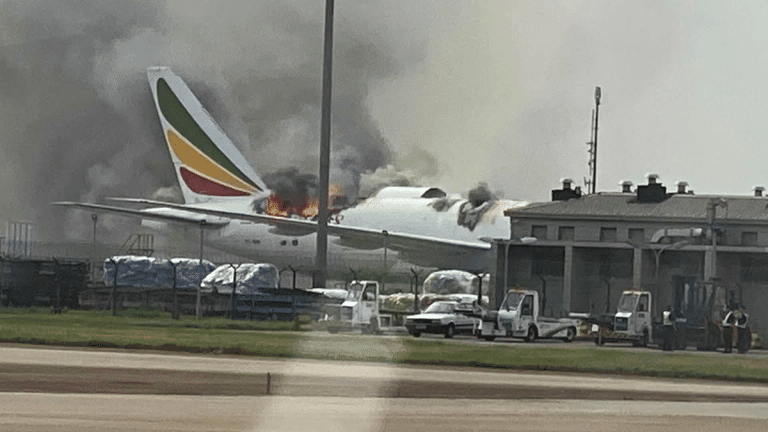 Un Boeing d’Ethiopian Airlines s’embrase à l’aéroport de Shanghai en Chine