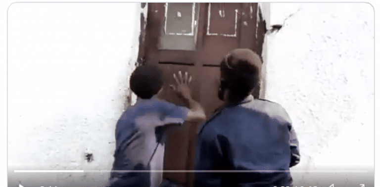 RDC – Manif anti Malonda : la police enfonce les portes pour tabasser les citoyens (Vidéo accablantes)