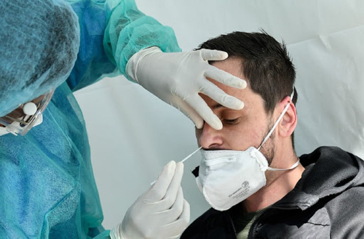Un médecin teste un patient pour Covid-19