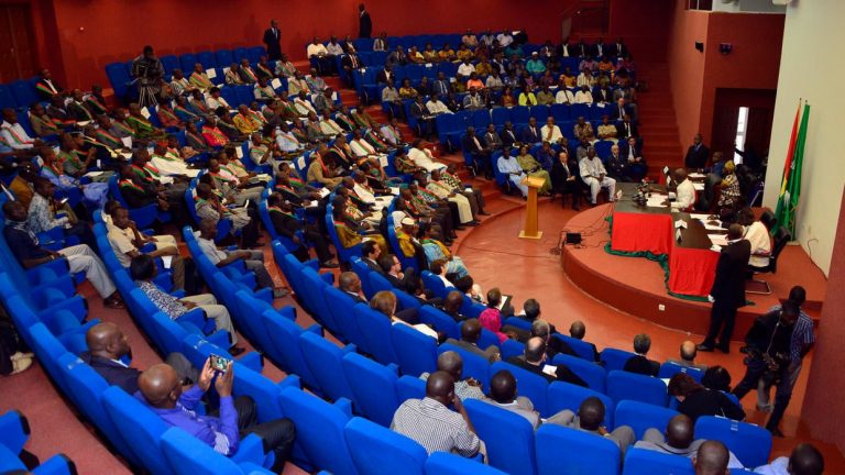 Burkina Faso: les députés recommandent le report des législatives