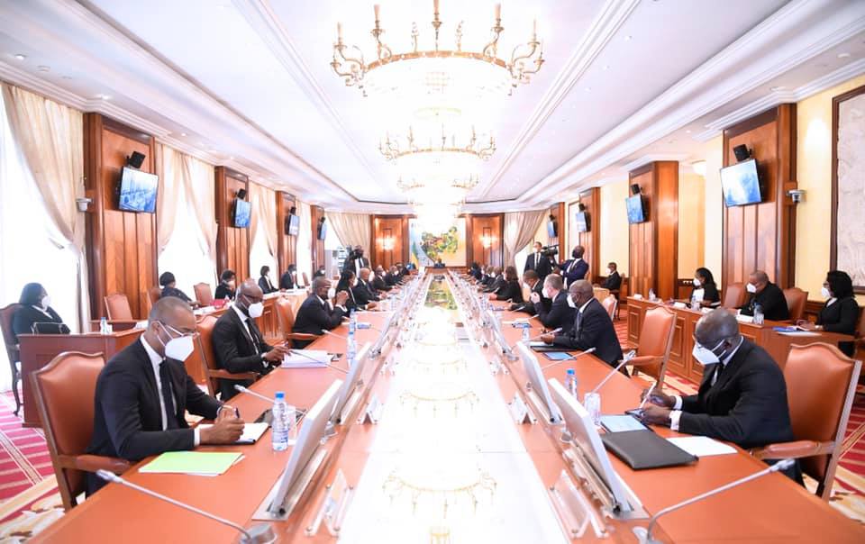 Les membres du gouvernement gabonais en Conseil des ministres