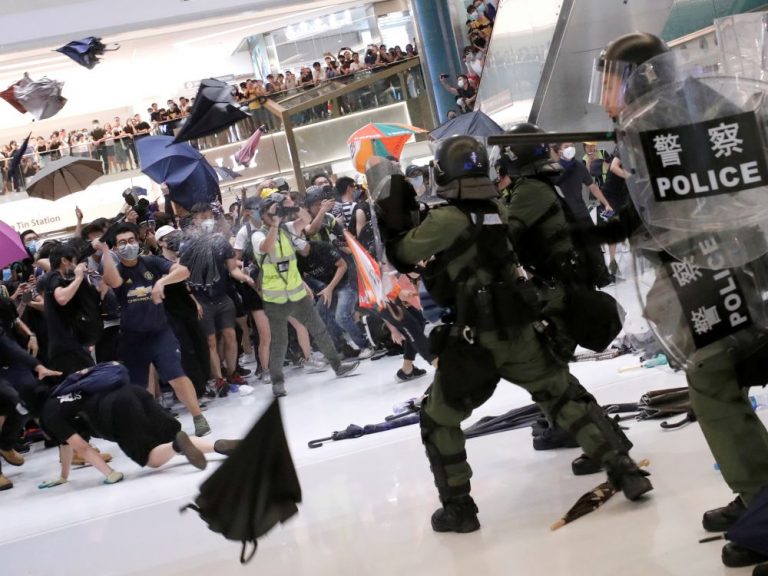Première application de la loi sur la sécurité de Hong Kong par la police