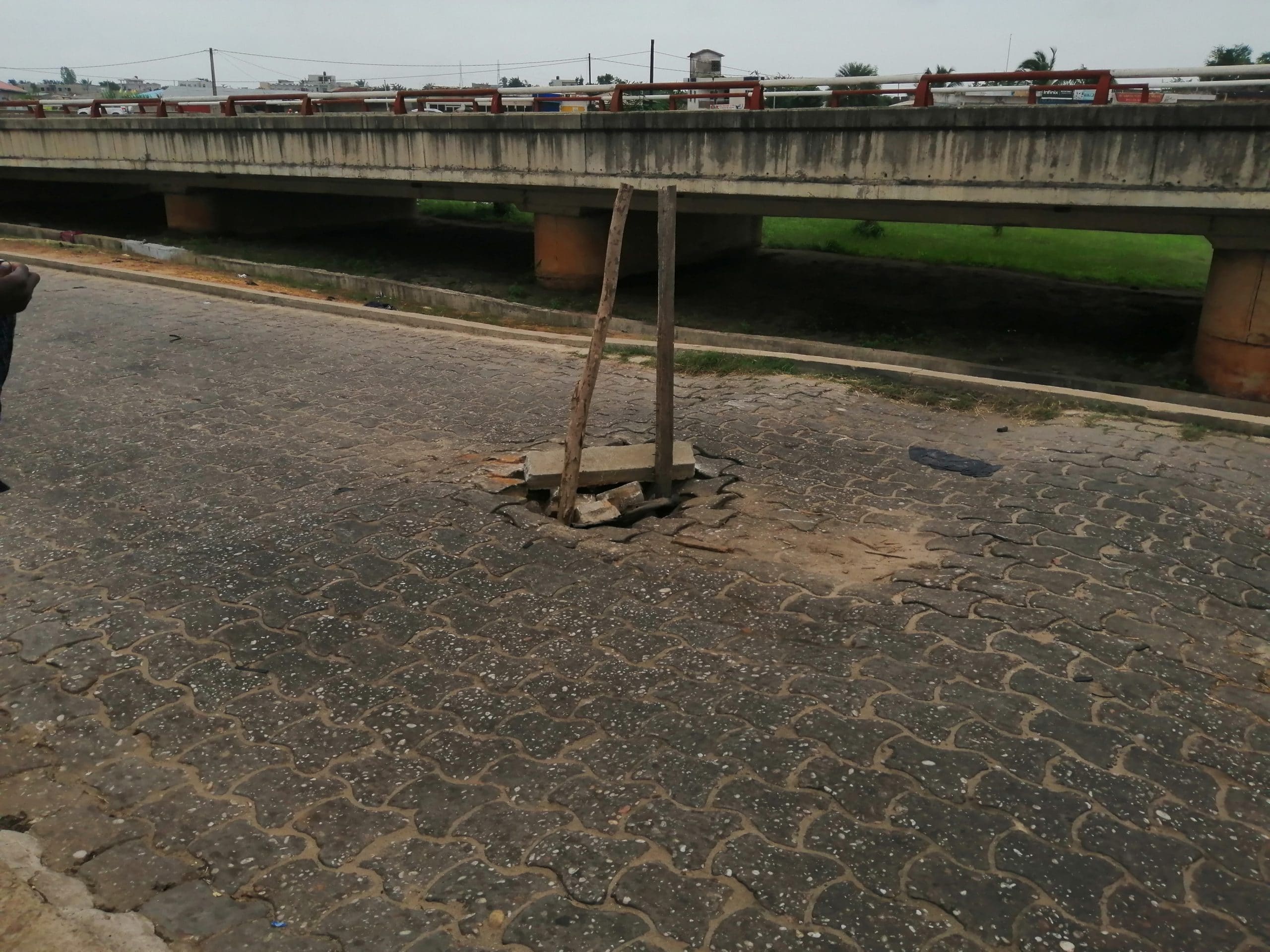 Trou au niveau de la bretelle Est qui sert de contournement aux motocyclistes sous l’échangeur de Godomey (Calavi) © Bénin Web TV I 12 Juillet 2020