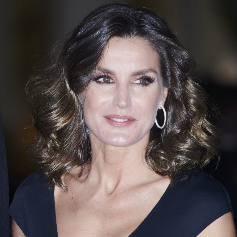 Letizia d’Espagne : une reine fashionista qui assume ses cheveux blancs (photo)