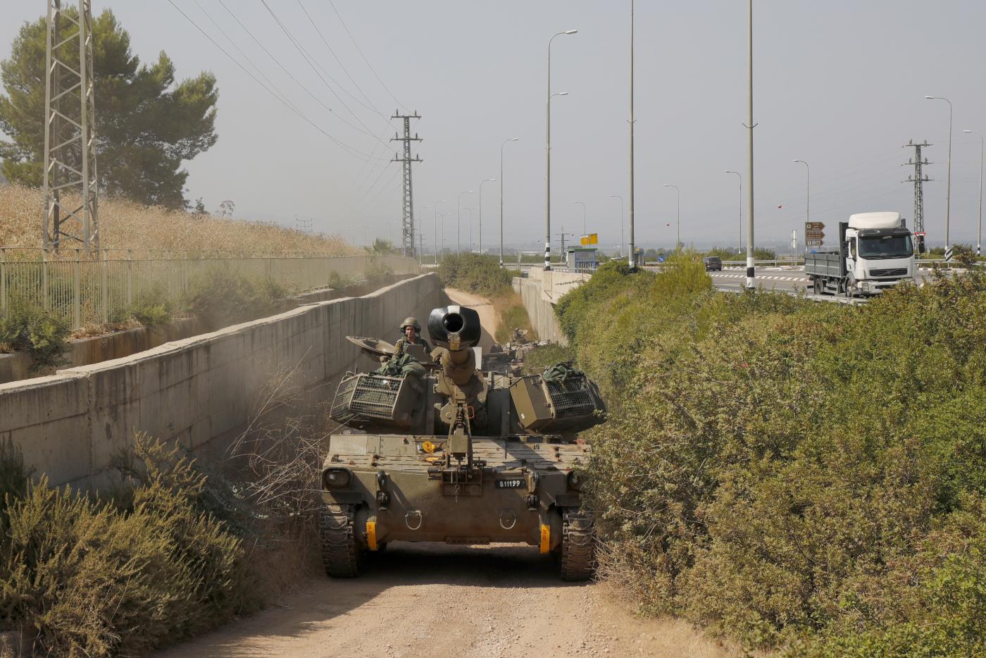 Un obusier automoteur est photographié près du Moshav Sde Eliezer, dans le nord d'Israël, à la frontière avec le Liban, le 26 juillet 2020
