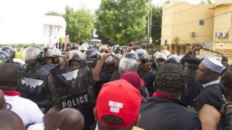 Crise au Mali: des manifestants prennent d&rsquo;assaut le siège de l&rsquo;ORTM