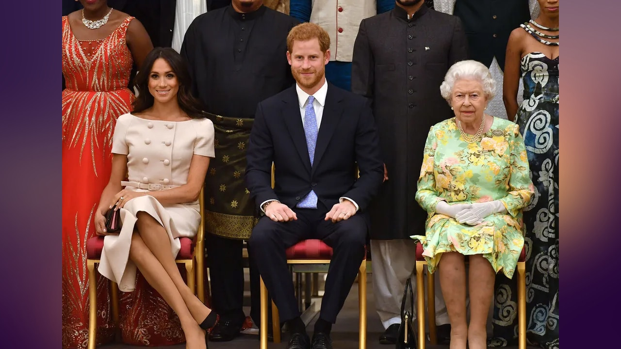 Le prince Harry, duc de Sussex, Meghan Markle, duchesse de Sussex, la reine Elisabeth II d'Angleterre - Personnalités à la cérémonie "Queen's Young Leaders Awards" au palais de Buckingham à Londres le 26 juin 2018