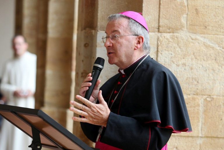 Agressions sexuelles: l&rsquo;ex-ambassadeur du Vatican en France devant la justice