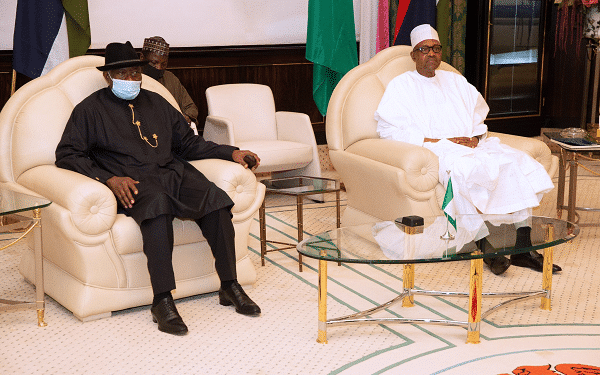 L'actuel président du Nigéria Muhammadu Buhari et son prédécesseur Goodluck Jonathan