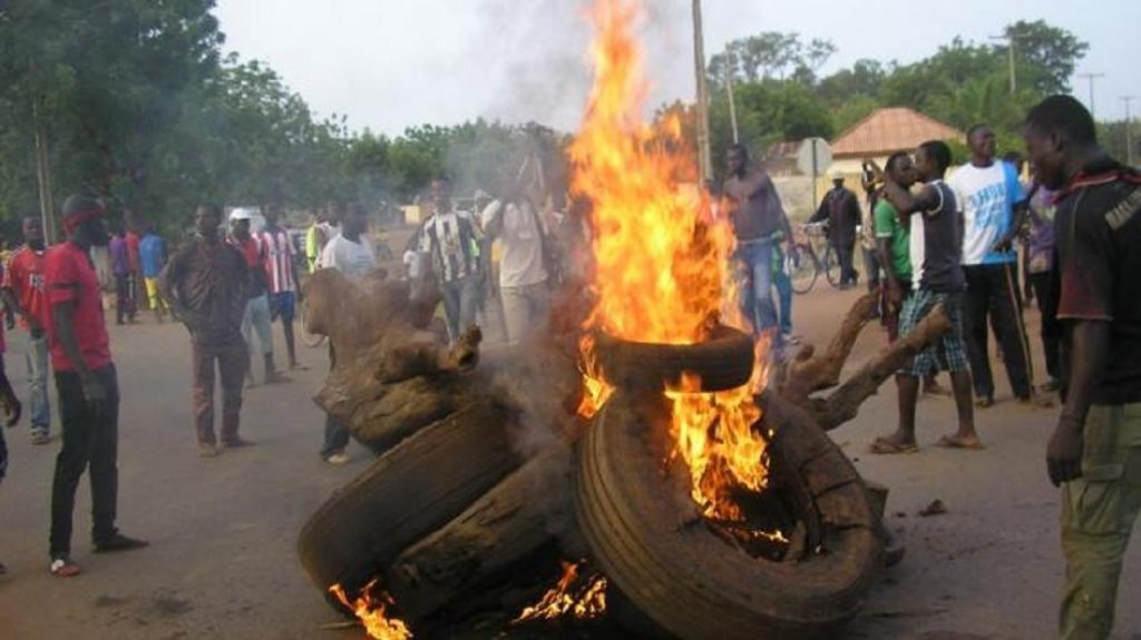Des échauffourées ont éclaté lundi matin à Tsévié (35 Km de Lomé)