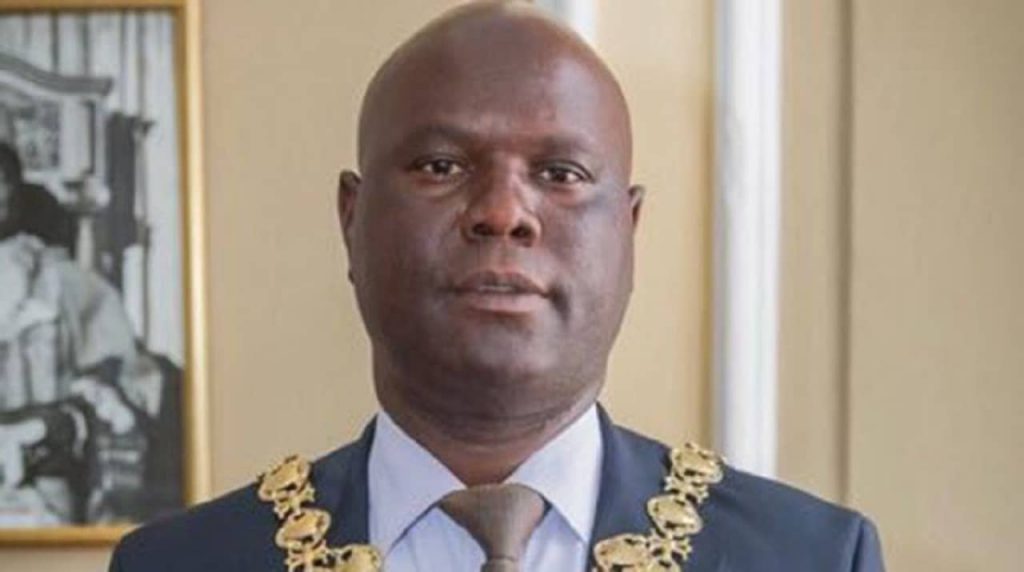 Herbert-Gomba, Maire de la capitale du Zimbabwe, Harae, lors d'une cérémonie officielle