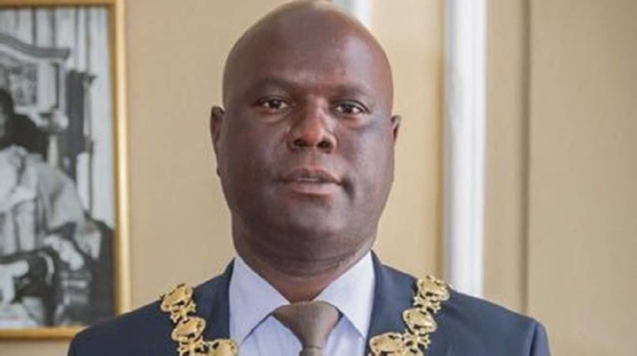 Herbert-Gomba, Maire de la capitale du Zimbabwe, Harae, lors d'une cérémonie officielle