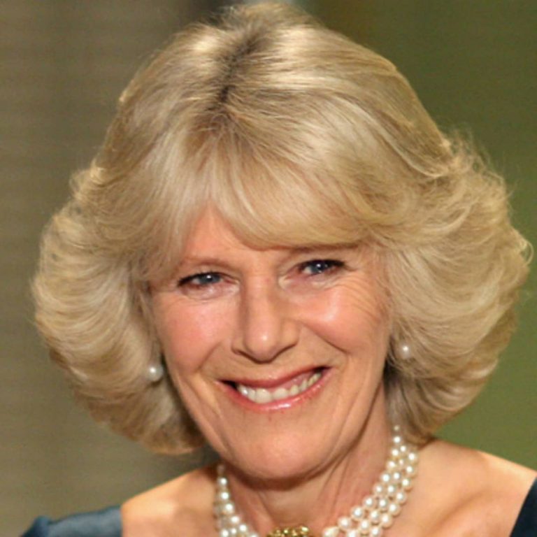Coronavirus : Camilla Parker Bowles élégante sous un masque recyclable stylé (photo)