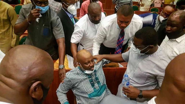 Nigéria : accusé de corruption, un politicien s&rsquo;évanouit à son audience (vidéo)