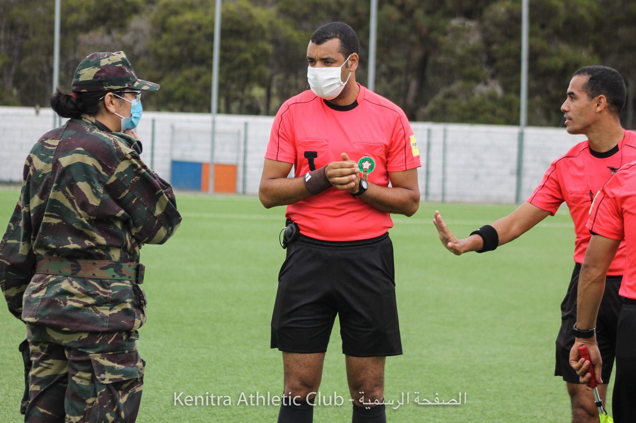 Les forces de l'ordre ont envahi la pelouse, puis sommé l'arbitre d'arrêter le match