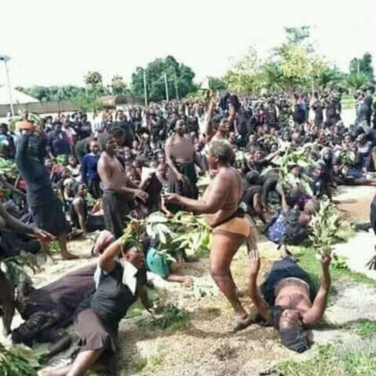 Nigéria : des femmes nues réclament l&rsquo;arrêt immédiat des meurtres incessants à Kaduna (photos)