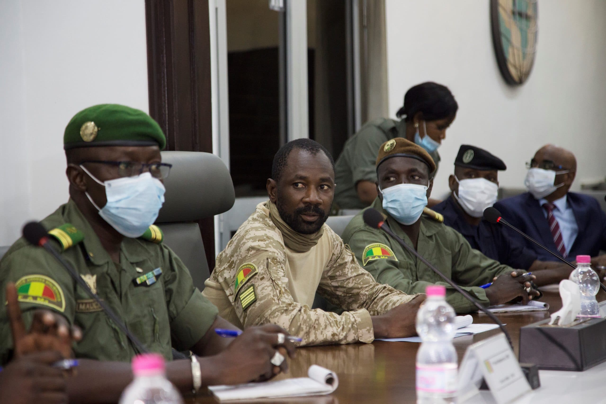 Le président du CNSP (Comité national pour le salut du peuple) Assimi Goita (C) se prépare à une rencontre entre des chefs militaires maliens et une délégation de la CEDEAO dirigée par l'ancien président nigérian le 22 août 2020, dans le but de rétablir l'ordre après la coup d'État militaire à Bamako. - Des envoyés ouest-africains se sont entretenus avec la junte militaire malienne le 22 août pour tenter de faire pression pour un retour rapide à un régime civil après un coup d'État dans ce pays en difficulté. La délégation, dirigée par l'ancien président nigérian Goodluck Jonathan, s'est entretenue pendant une demi-heure avec des soldats qui ont pris le pouvoir le 18 août, dont le nouveau colonel Assimi Goita, a déclaré un journaliste de l'AFP. Les envoyés du bloc régional de la CEDEAO espèrent également rencontrer le président déchu Ibrahim Boubacar Keita, détenu par la junte dans un camp militaire à l'extérieur de Bamako.