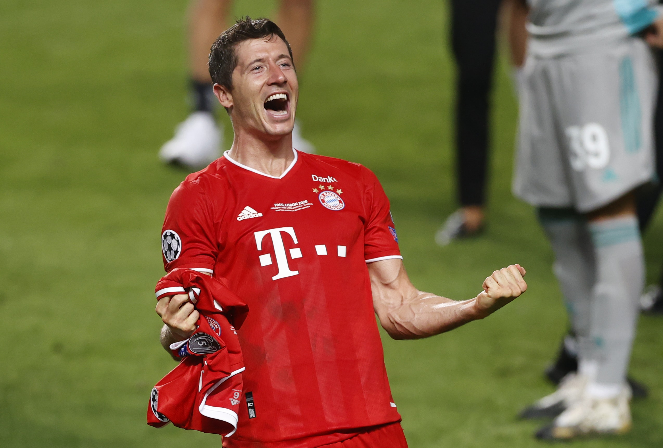 L'attaquant polonais du Bayern Munich, Robert Lewandowski, célèbre après avoir remporté la victoire à la fin du match de football final de l'UEFA Champions League entre le Paris Saint-Germain et le Bayern Munich au stade de la Luz à Lisbonne le 23 août 2020 (photo de MATTHEW CHILDS / POOL / AFP)