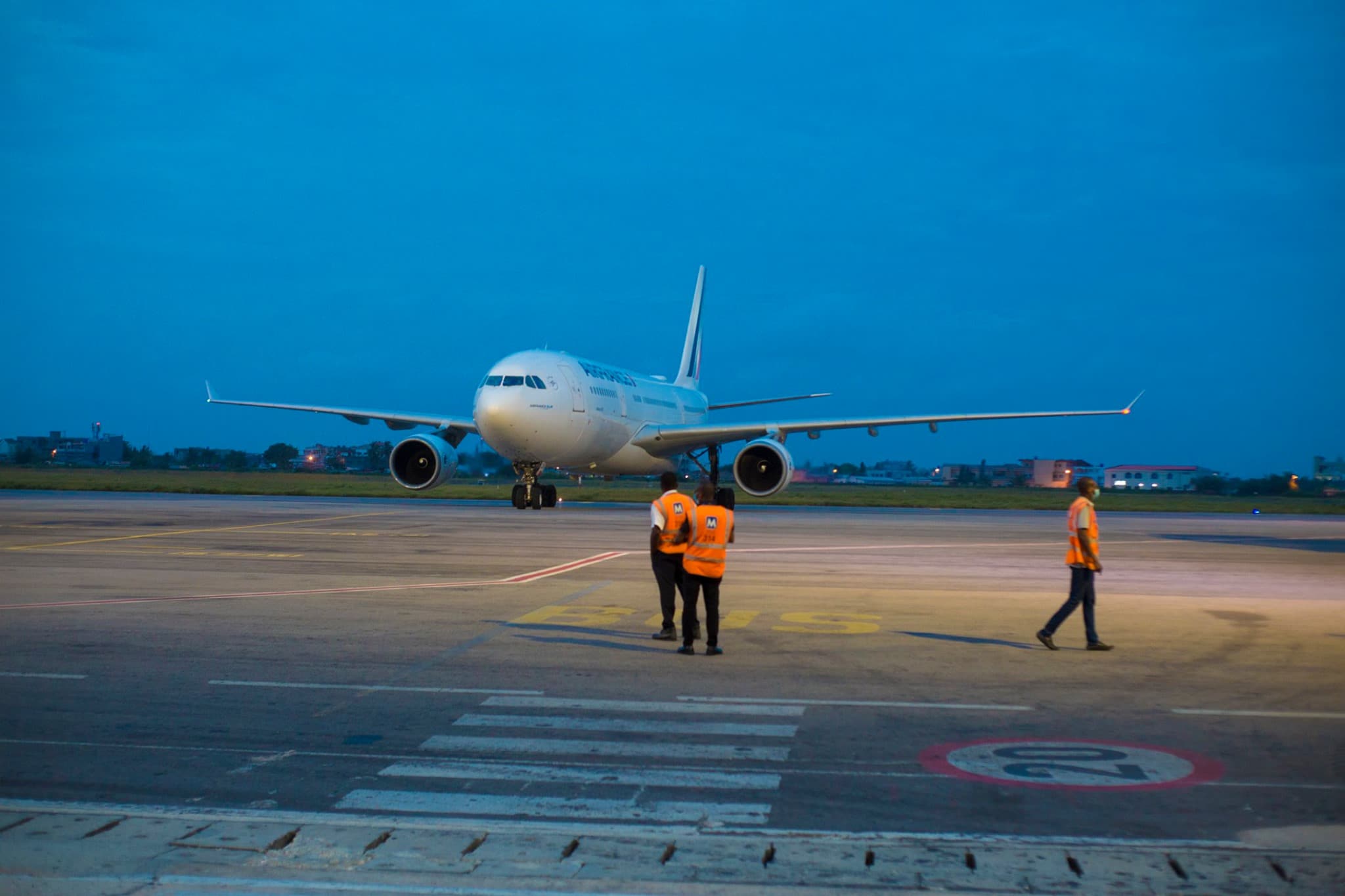 L'aéroport International de #Cotonou se dote, grâce au Ministère de la #santé, d'un dispositif de contrôle thermique & de désinfection intégrale