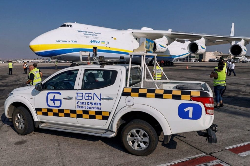 photo prise le 3 août 2020 montre une vue de l'avion cargo de transport aérien stratégique Antonov An-225 Mriya de construction soviétique de construction soviétique, le plus grand avion cargo du monde, lors de son atterrissage à l'aéroport international Ben Gourion d'Israël à Lod, à l'est de Tel Aviv