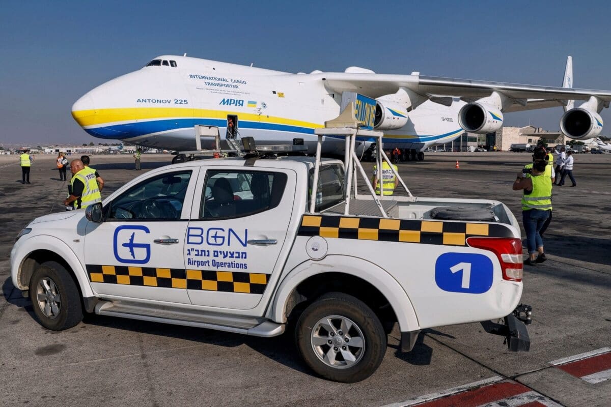 photo prise le 3 août 2020 montre une vue de l'avion cargo de transport aérien stratégique Antonov An-225 Mriya de construction soviétique de construction soviétique, le plus grand avion cargo du monde, lors de son atterrissage à l'aéroport international Ben Gourion d'Israël à Lod, à l'est de Tel Aviv